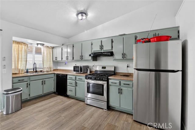 Detail Gallery Image 8 of 15 For 15798 Bleriot, Hesperia,  CA 92345 - 2 Beds | 2 Baths