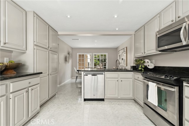 Detail Gallery Image 11 of 36 For 8405 Sweetwater Cir, Huntington Beach,  CA 92646 - 4 Beds | 3 Baths