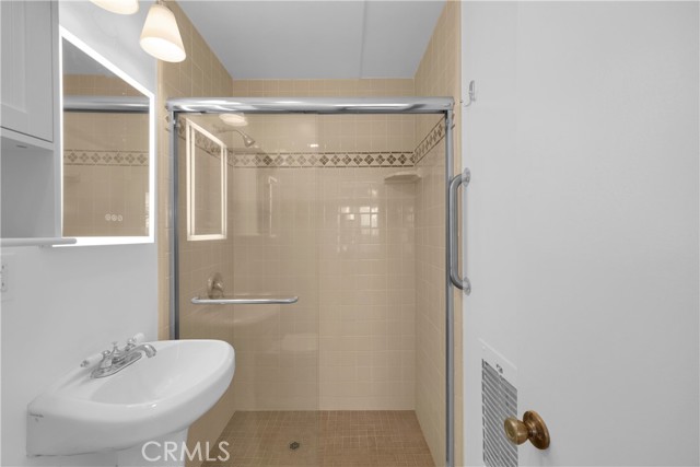 220 Cliff Drive, Laguna Beach CA: https://media.crmls.org/medias/96cab7f2-d4ac-4b20-b399-18271cb8e31a.jpg