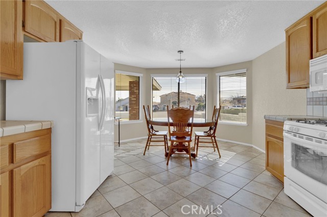 Detail Gallery Image 13 of 46 For 12790 Amberwood, Victorville,  CA 92395 - 3 Beds | 2 Baths