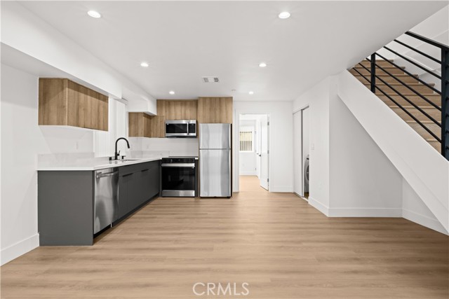 Detail Gallery Image 11 of 27 For 2002 Hillcrest Dr, Los Angeles,  CA 90016 - 4 Beds | 4 Baths