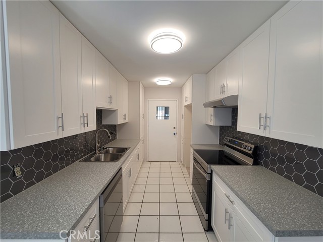 Detail Gallery Image 1 of 40 For 5301 Balboa Bld #E11,  Encino,  CA 91316 - 2 Beds | 2 Baths
