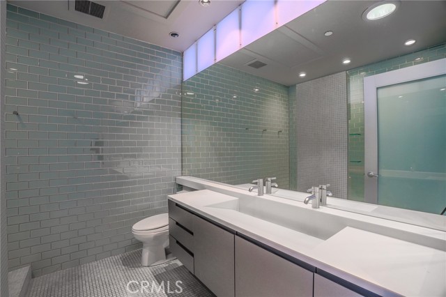 1011 N Orange Grove Avenue, West Hollywood CA: https://media.crmls.org/medias/96dcfe75-1af3-4e56-9654-b9a3835bb726.jpg