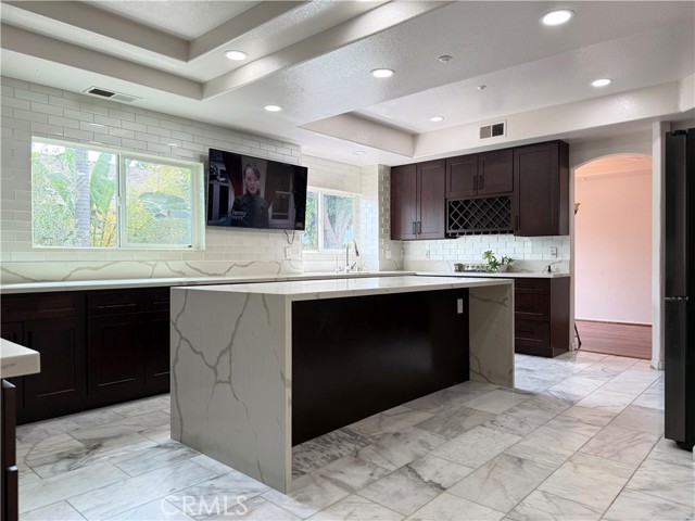 Detail Gallery Image 8 of 24 For 9030 Hayvenhurst Ave, North Hills,  CA 91343 - 4 Beds | 2/1 Baths