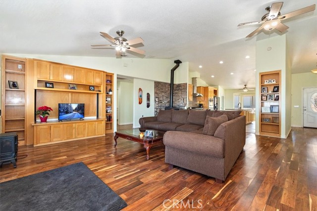 Detail Gallery Image 15 of 34 For 9050 Ponderosa Rd, Pinon Hills,  CA 92372 - 4 Beds | 2 Baths