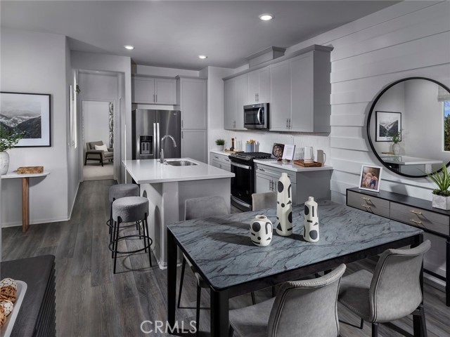 Detail Gallery Image 3 of 14 For 221 Aurora Ln, Pomona,  CA 91767 - 3 Beds | 3 Baths