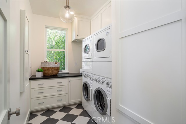 2217 Laurel Place, Newport Beach CA: https://media.crmls.org/medias/96e0e990-1b6e-4ba5-b56f-4d2e600a138c.jpg