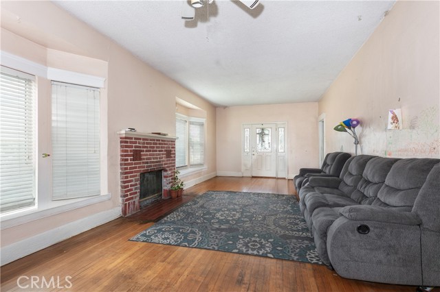 Detail Gallery Image 4 of 35 For 1450 Locust St, Pasadena,  CA 91106 - 2 Beds | 1 Baths