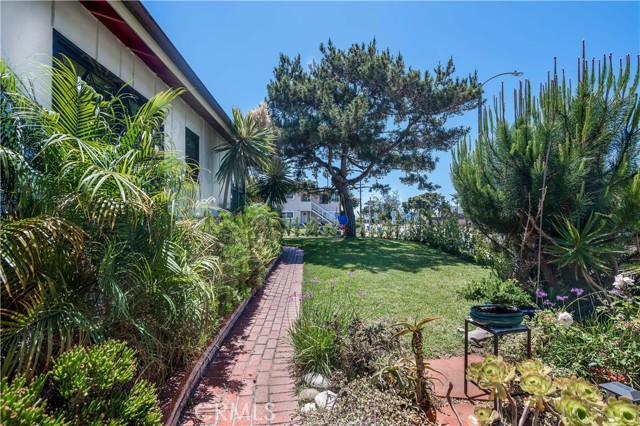 Detail Gallery Image 24 of 32 For 401 Avenue F, Redondo Beach,  CA 90277 - 3 Beds | 2 Baths