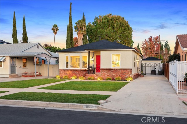 Detail Gallery Image 3 of 49 For 5052 Newcastle, Encino,  CA 91316 - 3 Beds | 2 Baths