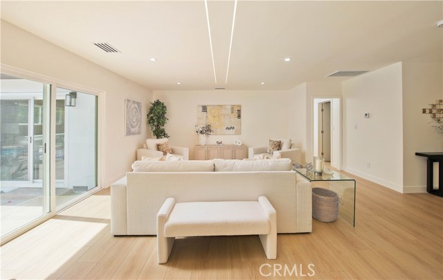 Detail Gallery Image 4 of 25 For 22330 Mobile St, Woodland Hills,  CA 91304 - 4 Beds | 2/1 Baths
