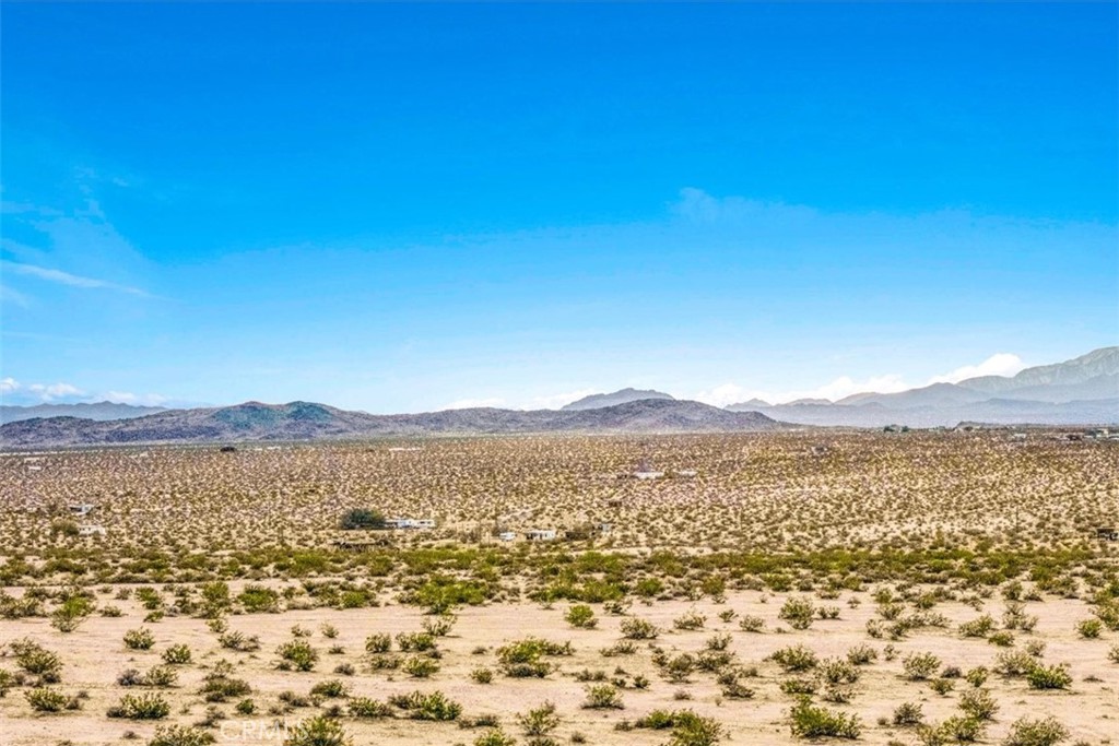 https://media.crmls.org/medias/96e30886-b788-46f3-b96d-090d59146d1e.jpg?preset=X-Large