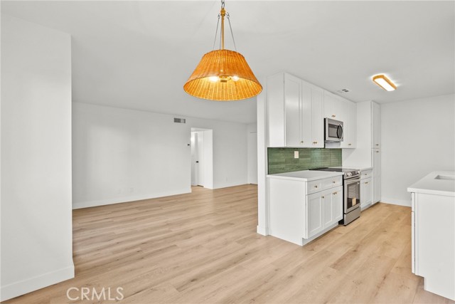 Detail Gallery Image 9 of 30 For 5400 Newcastle, Encino,  CA 91316 - 2 Beds | 2 Baths