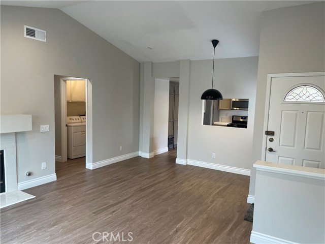 Detail Gallery Image 4 of 21 For 2374 Paseo Circulo, Tustin,  CA 92782 - 2 Beds | 2 Baths