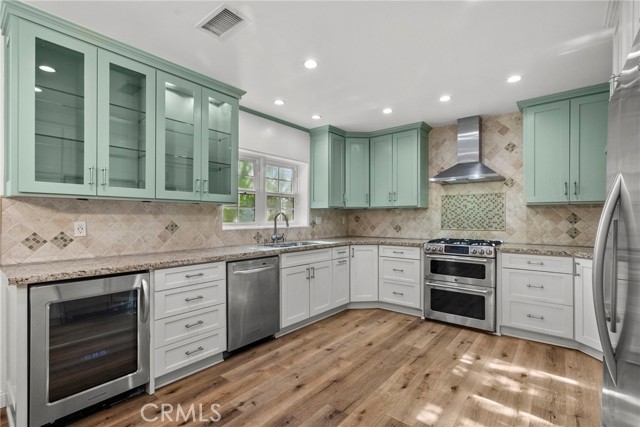 Detail Gallery Image 5 of 33 For 5752 Calhoun Ave, Sherman Oaks,  CA 91401 - 3 Beds | 2 Baths