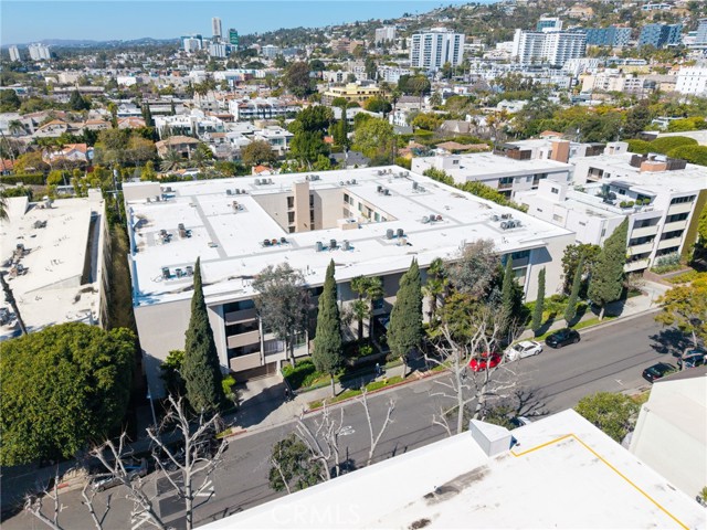 927 N Kings Road, West Hollywood CA: https://media.crmls.org/medias/96eb0dd0-dd40-4763-be02-078de980abf7.jpg