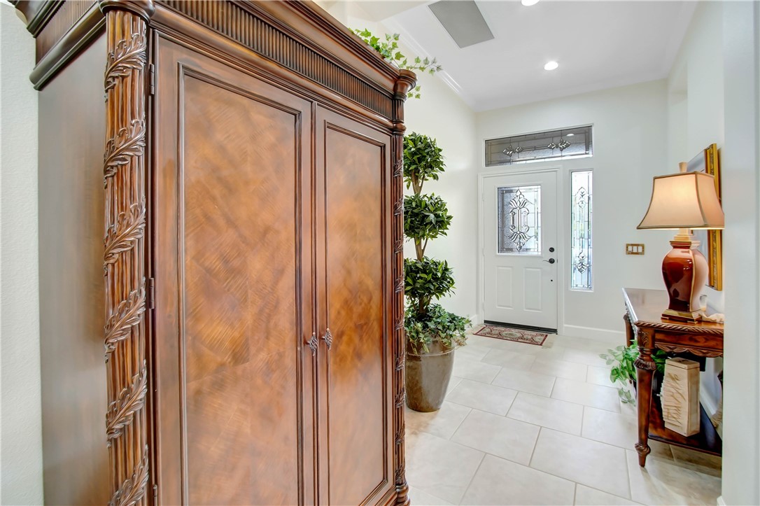 Detail Gallery Image 4 of 52 For 24100 Nobe St, Corona,  CA 92883 - 2 Beds | 2 Baths