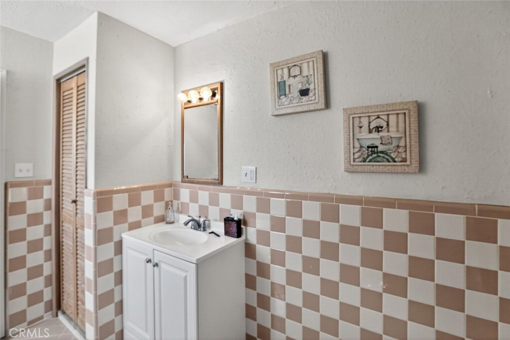 https://media.crmls.org/medias/96f3d4bc-5b89-4617-9f9a-b21e1f947e57.jpg?preset=X-Large