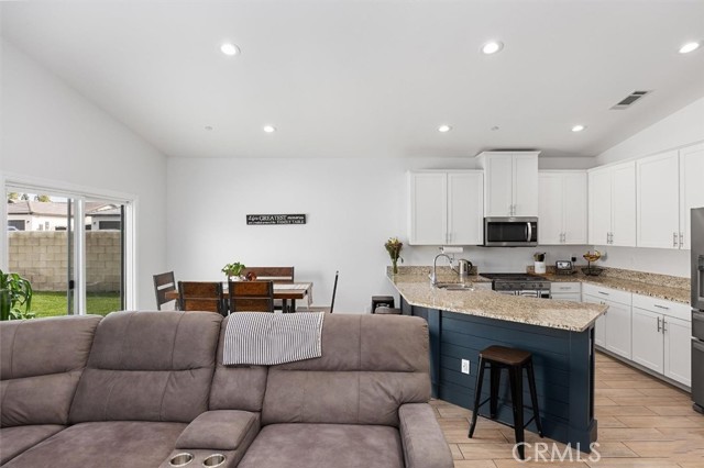 Detail Gallery Image 11 of 37 For 3822 Zamora, Bakersfield,  CA 93306 - 4 Beds | 2 Baths