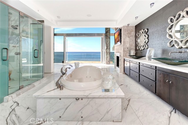 Detail Gallery Image 19 of 27 For 1261 Ocean Front, Laguna Beach,  CA 92651 - 2 Beds | 3/2 Baths
