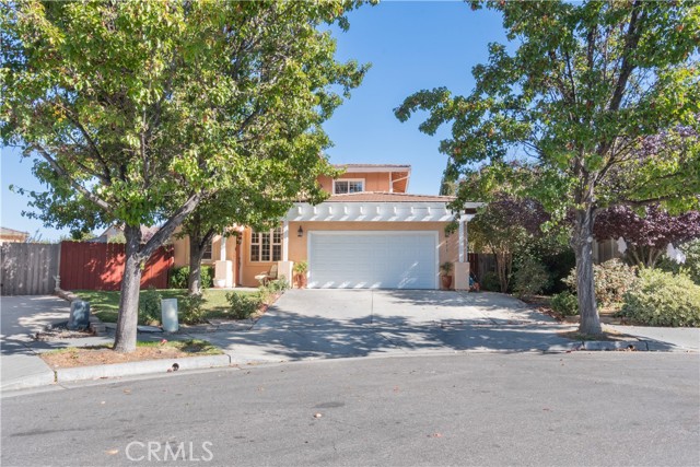 Detail Gallery Image 3 of 28 For 611 Larkfield Pl, Paso Robles,  CA 93446 - 5 Beds | 2/1 Baths