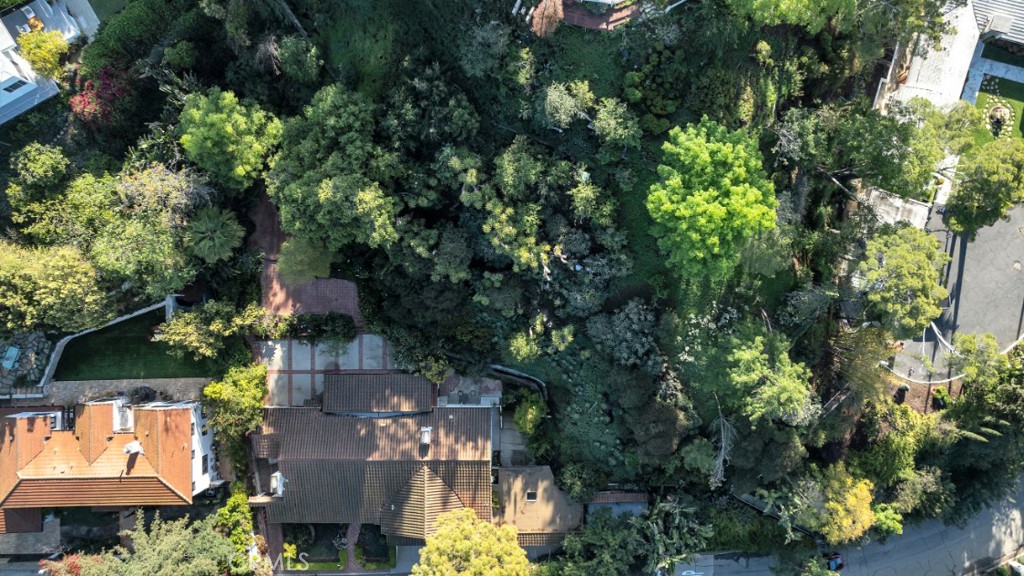 https://media.crmls.org/medias/9701ecd0-97e7-4bd8-a05b-e559db84957d.jpg?preset=X-Large
