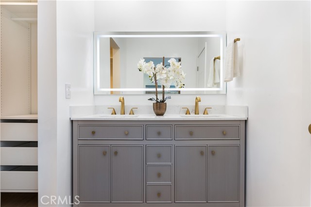 Detail Gallery Image 21 of 27 For 9038 Whitaker Ave, Northridge,  CA 91343 - 5 Beds | 2/1 Baths