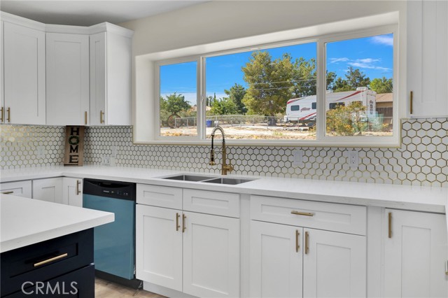 Detail Gallery Image 4 of 46 For 18645 Symeron Rd, Apple Valley,  CA 92307 - 3 Beds | 2 Baths