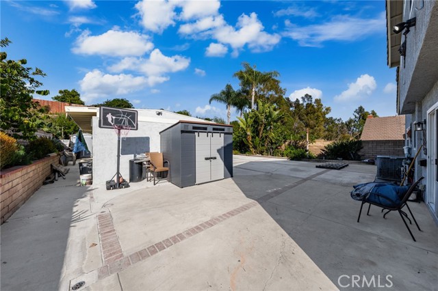 40 Country Wood Drive, Phillips Ranch CA: https://media.crmls.org/medias/9704a0a9-6562-4b06-9b2e-c6b7ca41ef62.jpg