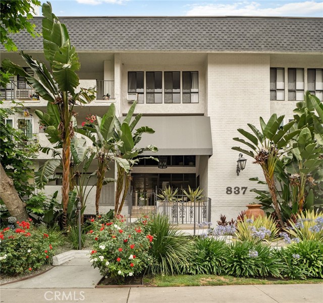 837 N West Knoll Drive, West Hollywood CA: https://media.crmls.org/medias/970ad6b2-424a-4b26-9aed-e2393fd71493.jpg