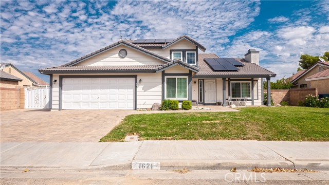 Detail Gallery Image 1 of 21 For 1621 W Newgrove St, Lancaster,  CA 93534 - 4 Beds | 2/1 Baths