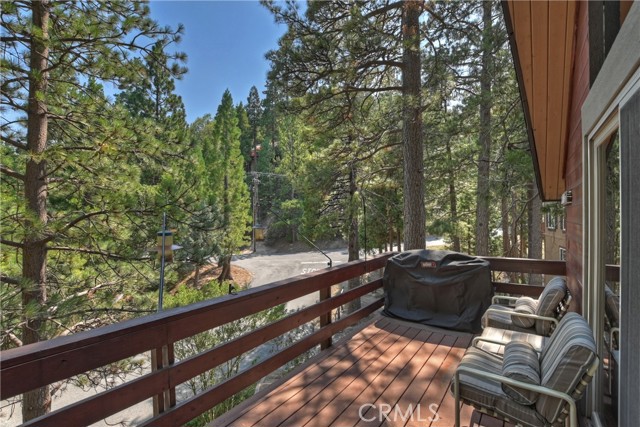 Detail Gallery Image 11 of 50 For 27380 Oakwood Dr, Lake Arrowhead,  CA 92352 - 3 Beds | 3 Baths