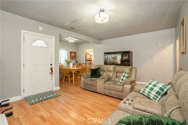 Detail Gallery Image 14 of 26 For 11936 Neenach, Sun Valley,  CA 91352 - 6 Beds | 3 Baths