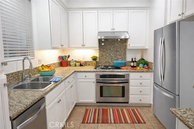 Detail Gallery Image 5 of 32 For 858 Calaveras, Corona,  CA 92878 - 4 Beds | 2/1 Baths