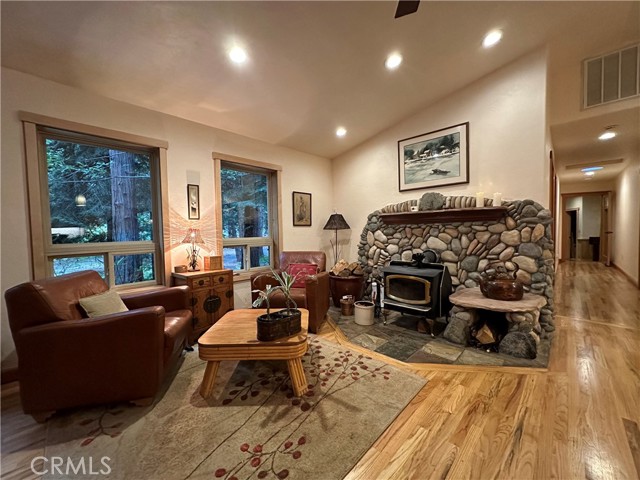 Detail Gallery Image 12 of 54 For 2101 Davis Place Rd, Mount Shasta,  CA 96067 - 4 Beds | 2/1 Baths