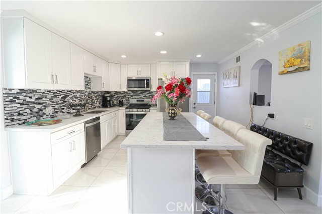 Detail Gallery Image 7 of 29 For 17891 Caledonia, Huntington Beach,  CA 92647 - 5 Beds | 3/2 Baths