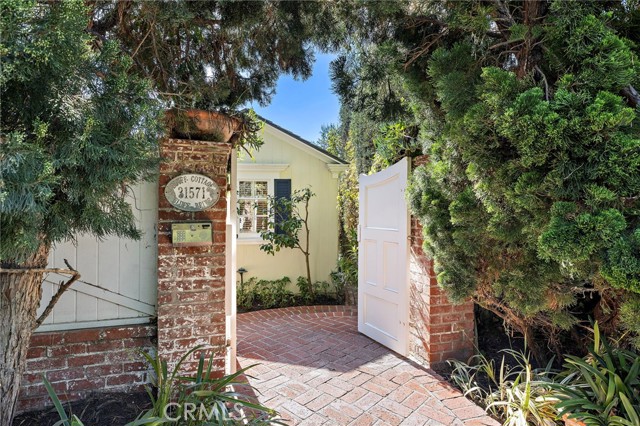 Detail Gallery Image 37 of 41 For 31571 Bluff Dr, Laguna Beach,  CA 92651 - 3 Beds | 3 Baths