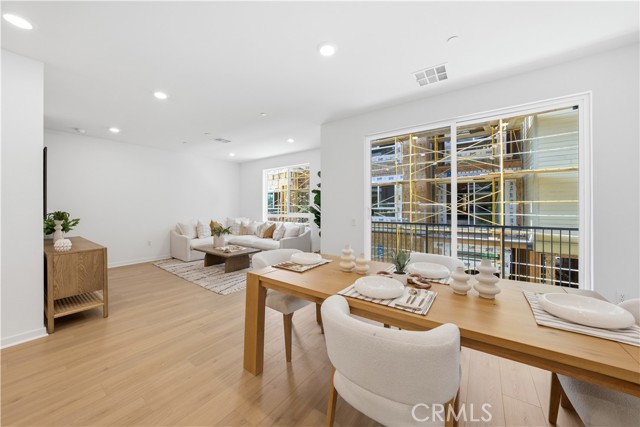 Detail Gallery Image 10 of 29 For 9425 N Sepulveda Blvd. #3,  North Hills,  CA 91343 - 2 Beds | 2/1 Baths