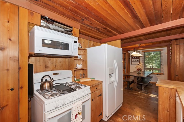 Detail Gallery Image 10 of 32 For 687 Crest Estates Dr, Lake Arrowhead,  CA 92352 - 3 Beds | 2/1 Baths