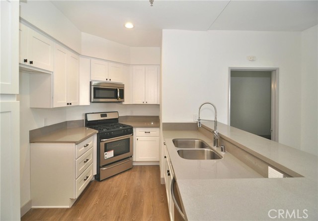 Detail Gallery Image 3 of 13 For 14914 Hamlin St #105,  Van Nuys,  CA 91411 - 2 Beds | 2 Baths