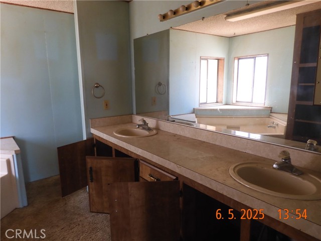 12980 Island Drive, Clearlake Oaks CA: https://media.crmls.org/medias/9737fd23-86f1-4874-973b-a7171e08968b.jpg