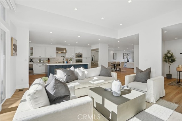 2501 N Poinsettia Avenue, Manhattan Beach CA: https://media.crmls.org/medias/973814d8-4ecd-4a00-97a0-a60e73ac108a.jpg