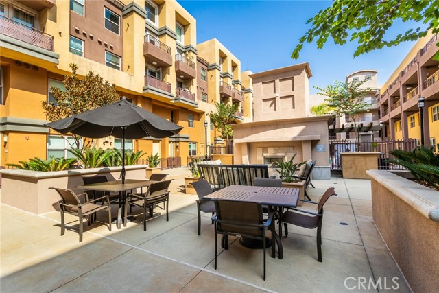 Detail Gallery Image 4 of 23 For 201 E Angeleno Ave #210,  Burbank,  CA 91502 - 2 Beds | 2 Baths