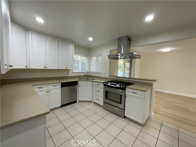 2641 Santa Ana Avenue, Costa Mesa CA: https://media.crmls.org/medias/973cbc0d-4a1e-46ef-b30d-be6947cd9511.jpg