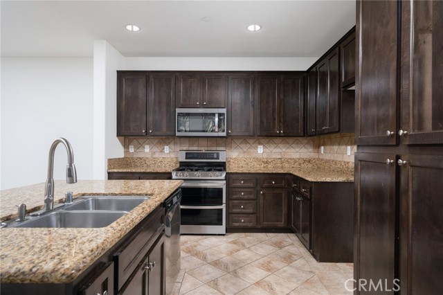 Detail Gallery Image 6 of 26 For 14975 S Highland Ave #94,  Fontana,  CA 92336 - 3 Beds | 2/1 Baths