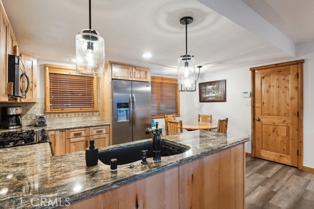 Detail Gallery Image 11 of 22 For 800 Club View Dr, Big Bear Lake,  CA 92315 - 3 Beds | 2 Baths