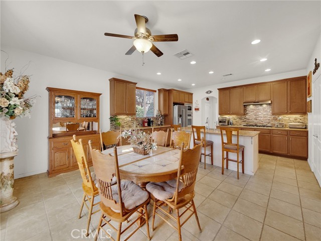 20361 Julia Lane, Saugus CA: https://media.crmls.org/medias/973e3d9c-6b74-47c4-bd55-e95bc3281cdf.jpg