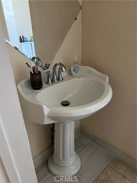 2085 Fashion Avenue, Long Beach CA: https://media.crmls.org/medias/97469743-d410-4229-9157-e14a21125871.jpg