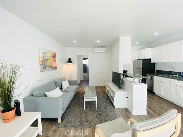 Detail Gallery Image 3 of 12 For 11422 Iowa Ave #9,  Los Angeles,  CA 90025 - 2 Beds | 2 Baths