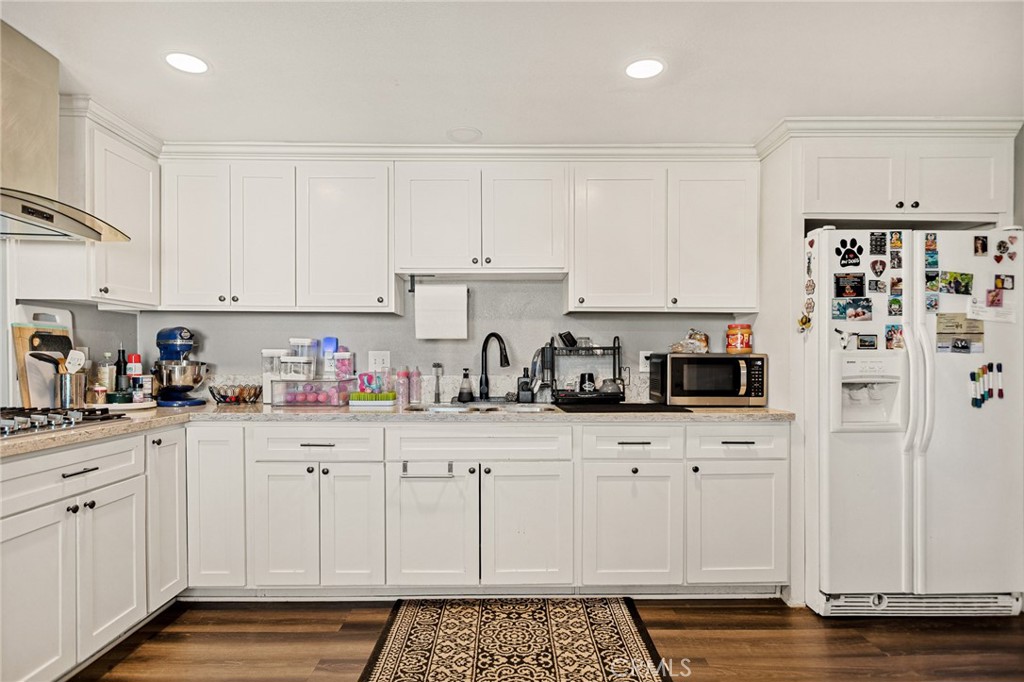 https://media.crmls.org/medias/974acb9e-d7a3-4f03-a8b4-73efd12c6590.jpg?preset=X-Large